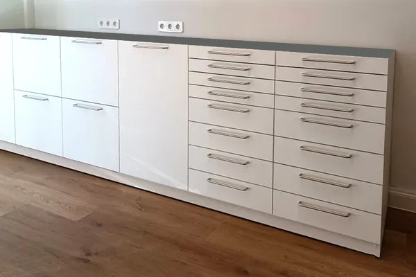 Έπιπλα –συρταριέρες οδοντιατρείου